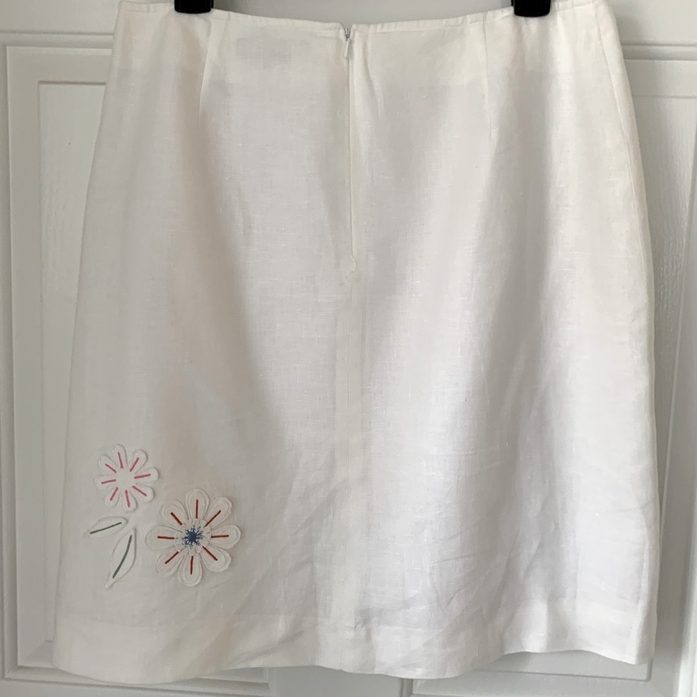 Harold’s white skirt - Picture 2 of 4